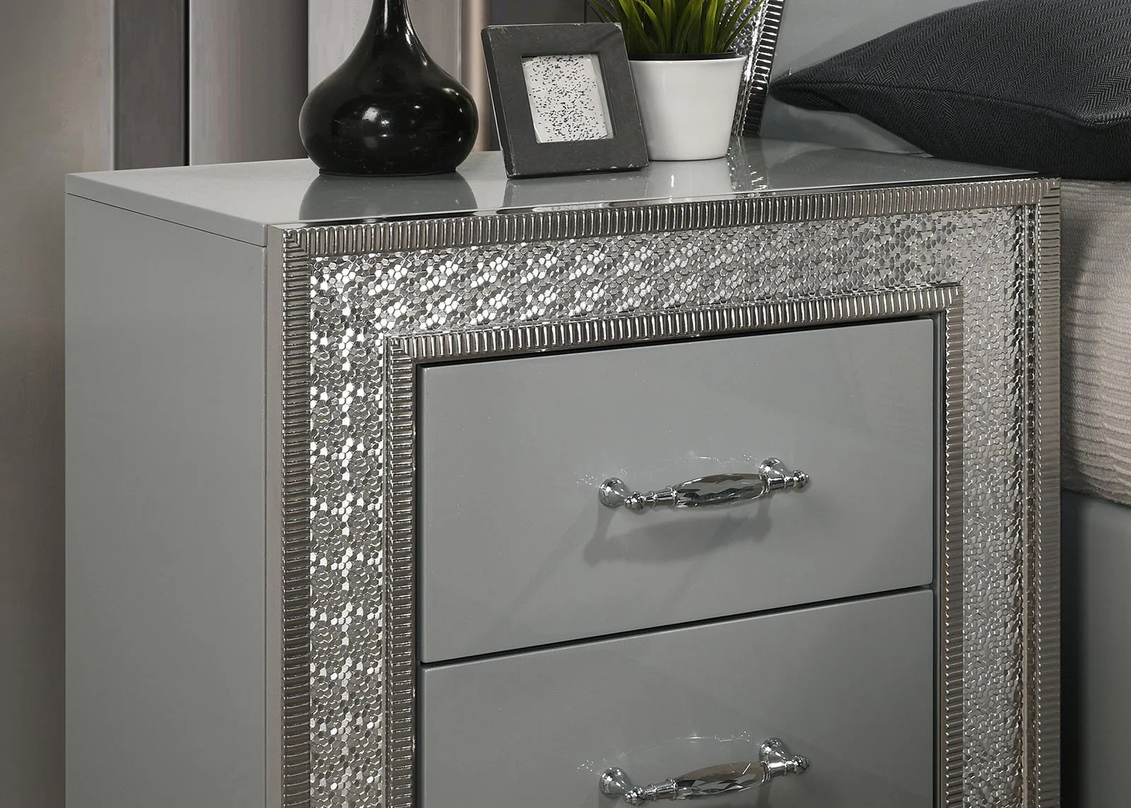 Cassiopeia 4 Pc. Queen Bedroom Set - Image 7