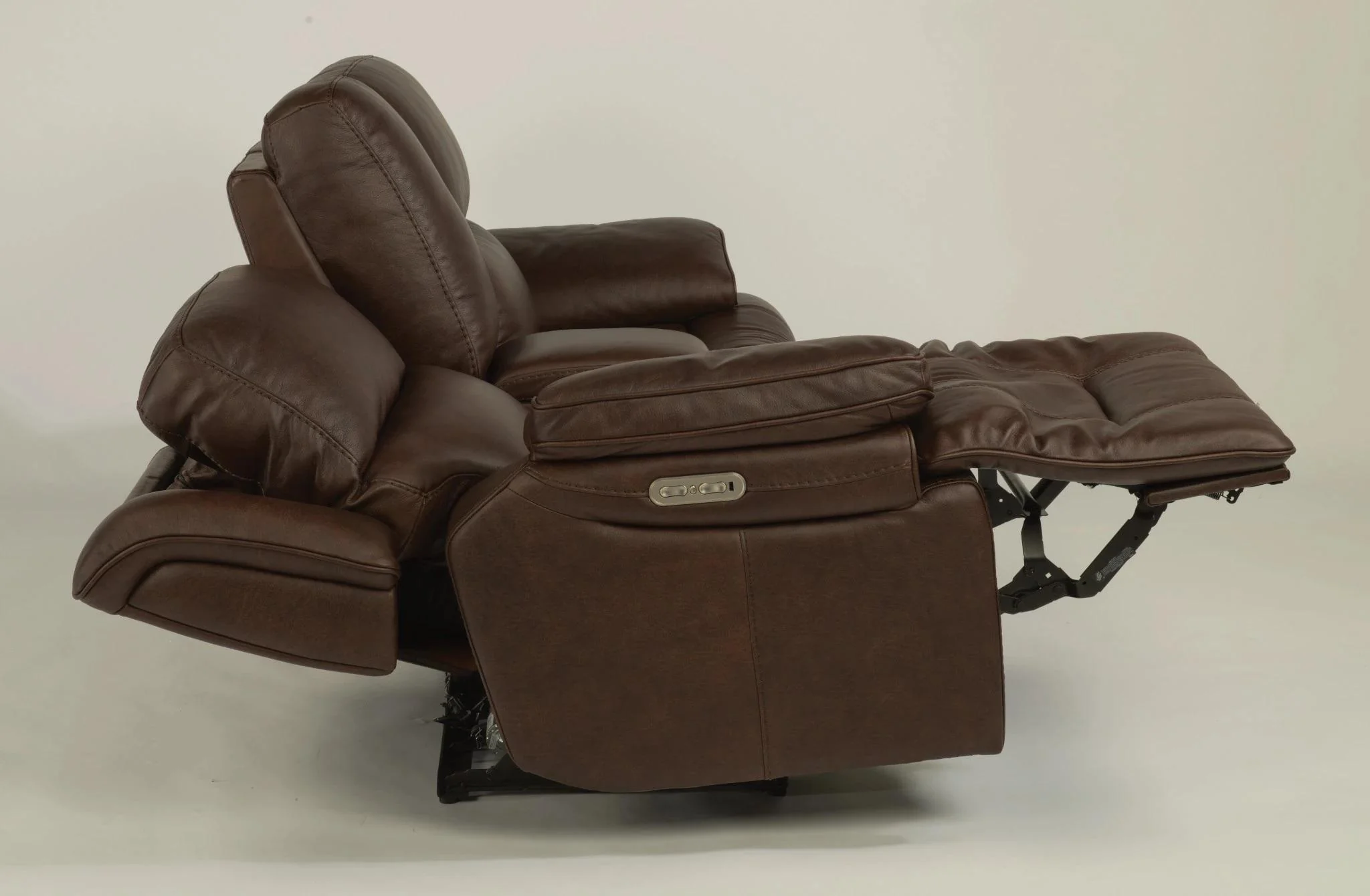 Flexsteel Latitudes Apollo Leather Power Reclining Loveseat w/Console and Power Headrests in Brown - Image 4