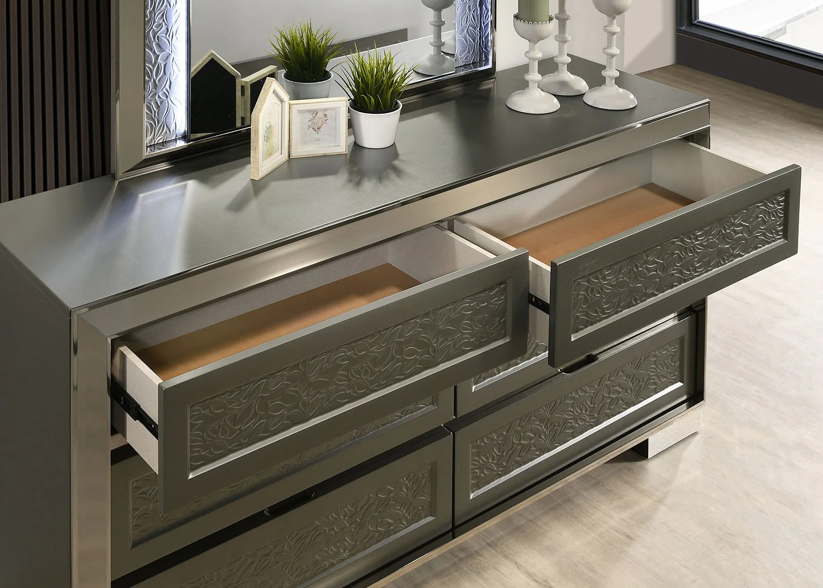 Leyland 5 Pc. Queen Bedroom Set w/ Chest - Image 5