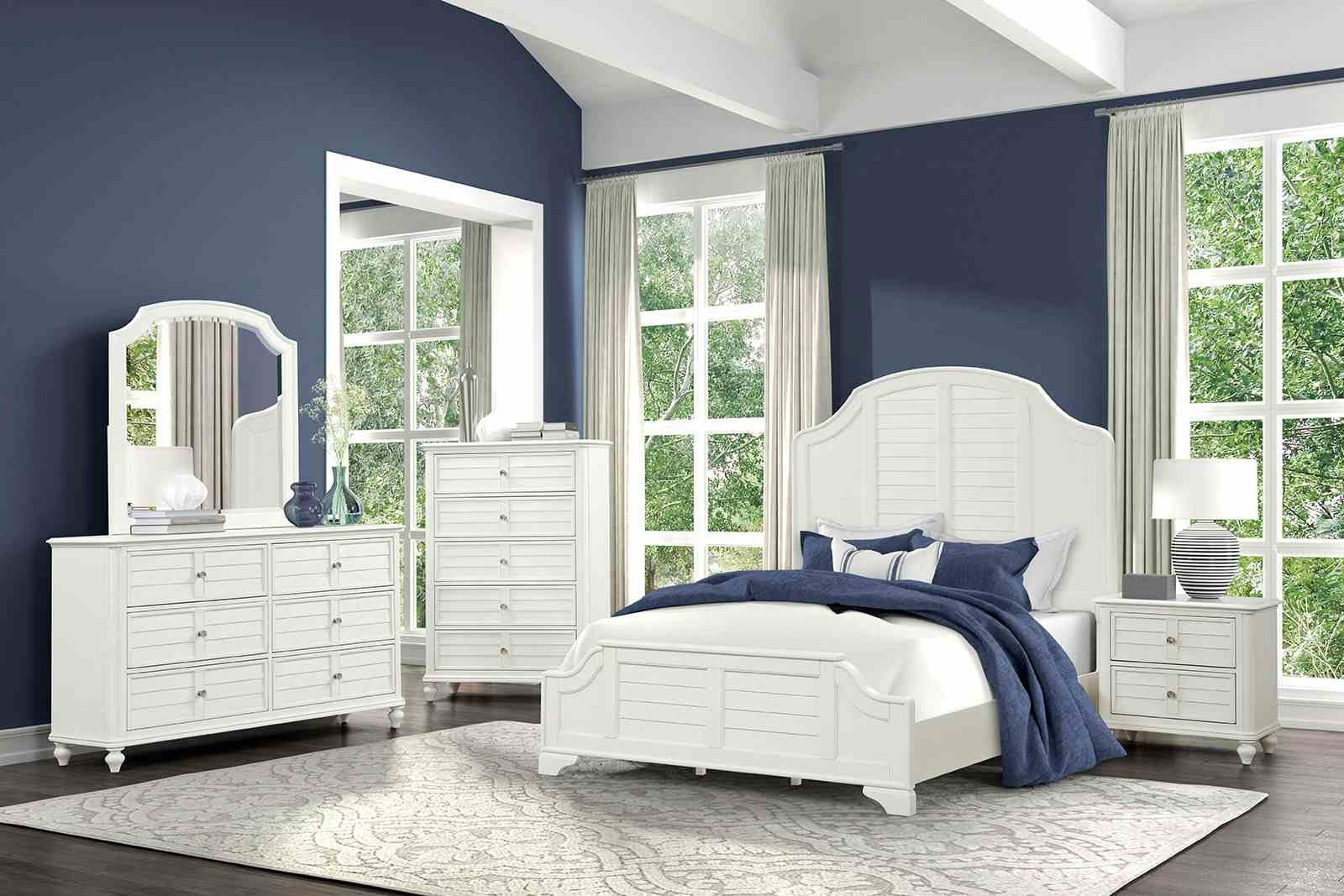 Whitehaven 5 Pc. Queen Bedroom Set w/ Chest